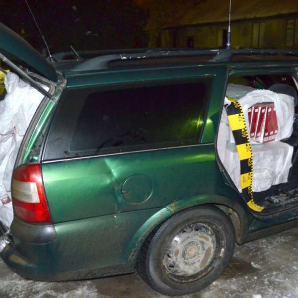 Peste 7.600 de pachete cu ţigări de contrabandă, descoperite de polițiștii de frontieră