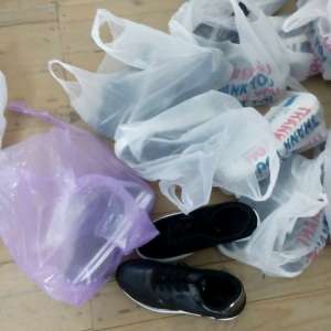 Încălțăminte în valoare de peste 14.500 lei, fără documente justificative, depistate la un control de rutină