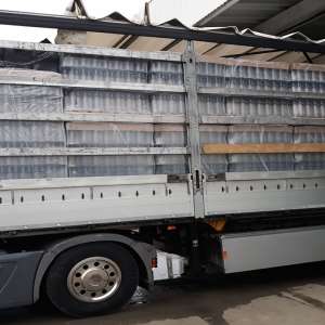 Baxuri cu țigări ascunse peste paleți cu sticle