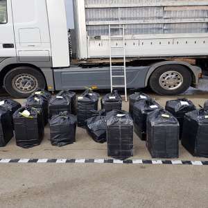 Baxuri cu țigări ascunse peste paleți cu sticle