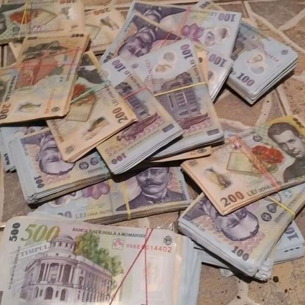Peste 500.000 lei îngropați în curtea unor contrabandiști de țigări