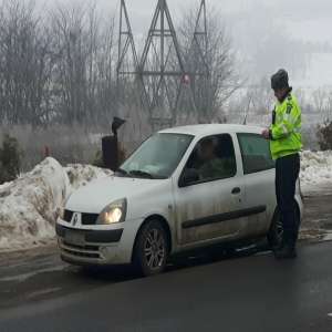 Depistat la volanul unui autoturism deşi consumase băuturi alcoolice şi nu deţinea permis de conducere