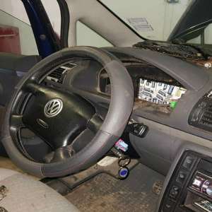 Volkswagen Sharan antifonat cu țigări de contrabandă