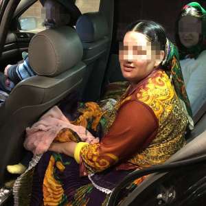 Şi-a ascuns bebeluşul sub fustă, ca să-l treacă ilegal frontiera