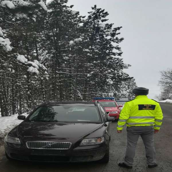 Tânăr depistat la volanul unui autoturism fără numere de înmatriculare