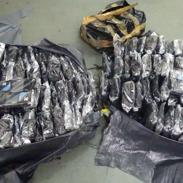 Peste 2.100 articole textile şi încălţăminte susceptibile a fi contrafăcute, confiscate la P.T.F. Giurgiu