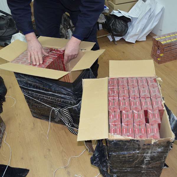 Țigări ascunse în saci cu furaje pentru animale