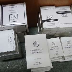 Parfumuri şi încălţăminte, susceptibile a fi contrafăcute, confiscate la P.T.F. Giurgiu