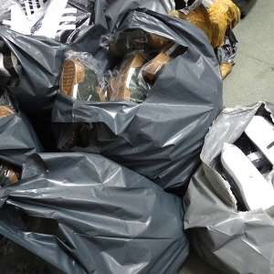 Parfumuri şi încălţăminte, susceptibile a fi contrafăcute, confiscate la P.T.F. Giurgiu