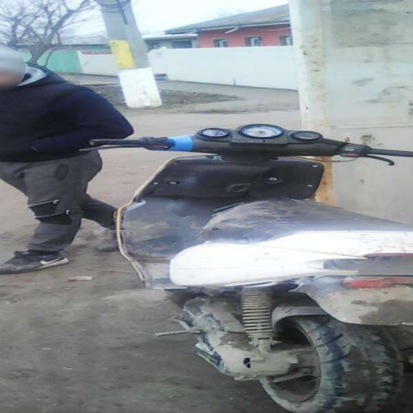 Moped neînregistrat, condus fără permis  