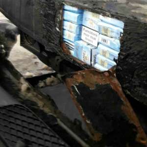 Mazda izolată termic cu țigări de contrabandă                           