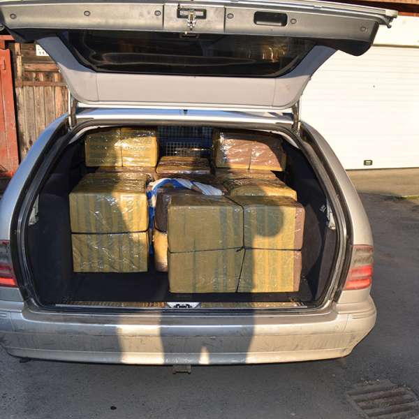 Țigări transportate cu un autoturism neînmatriculat, confiscate la frontiera de nord