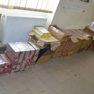 Țigări transportate cu un autoturism neînmatriculat, confiscate la frontiera de nord