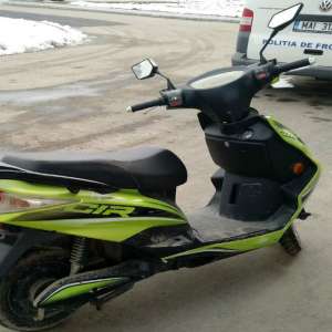 Moped neînregistrat, condus fără permis  