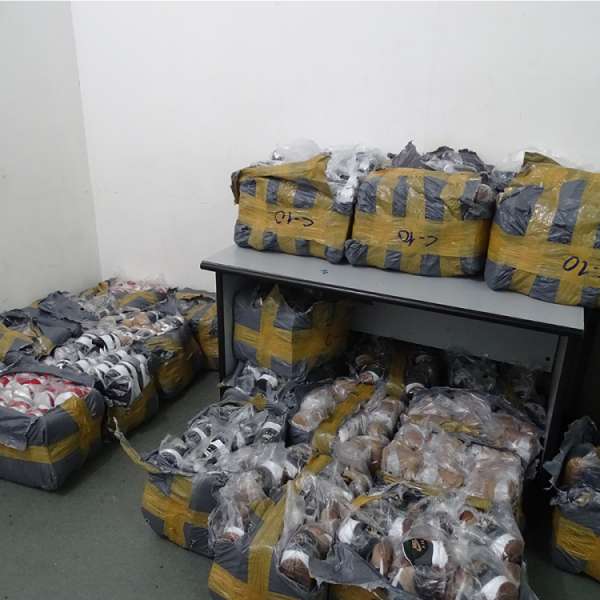 Peste 3.300 articole de încălţăminte, susceptibile a fi contrafăcute, descoperite la P.T.F. Giurgiu
