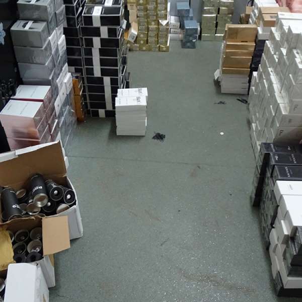 Peste 1.500 de parfumuri susceptibile a fi contrafăcute, descoperite la P.T.F. Giurgiu