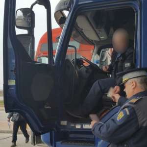 Tată şi fiu cercetaţi pentru săvârşirea unor infracţiuni la regimul circulaţiei