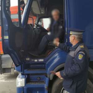 Tată şi fiu cercetaţi pentru săvârşirea unor infracţiuni la regimul circulaţiei