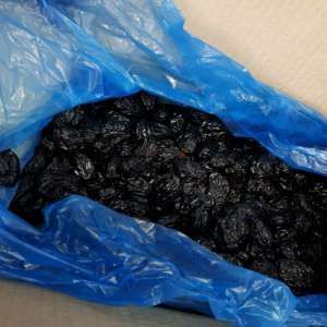 Sute de kilograme de prune uscate confiscate de poliţiştii de frontieră  