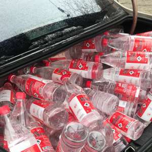 Peste 500 litri de alcool fără documente legale, confiscaţi de poliţiştii de frontieră mehedinţeni