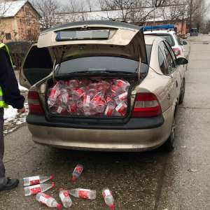 Peste 500 litri de alcool fără documente legale, confiscaţi de poliţiştii de frontieră mehedinţeni