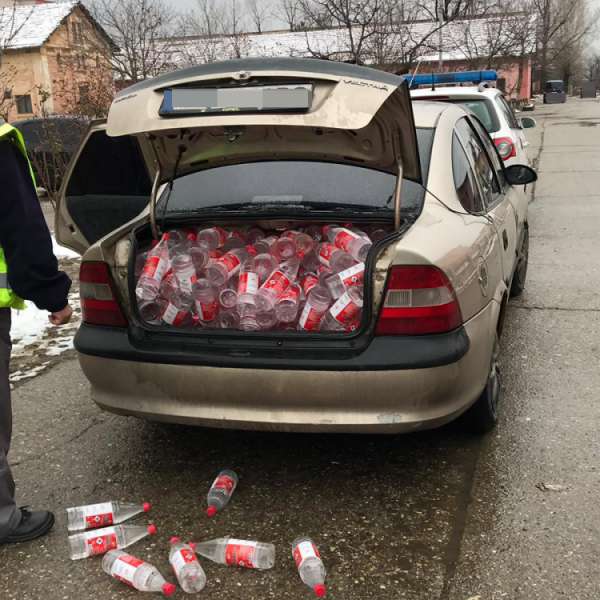 Peste 500 litri de alcool fără documente legale, confiscaţi de poliţiştii de frontieră mehedinţeni