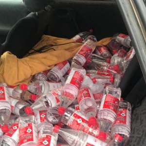 Peste 500 litri de alcool fără documente legale, confiscaţi de poliţiştii de frontieră mehedinţeni