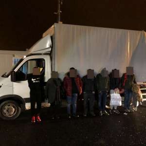 Şase persoane înghesuite într-un compartiment special amenajat al unei autoutilitare cu prelată, descoperite la Nădlac