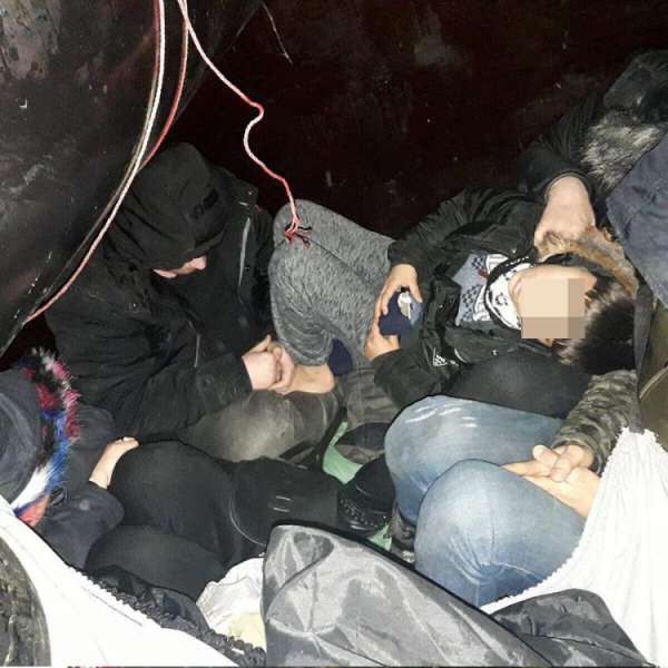Cinci persoane ascunse printre bagaje într-o remorcă, descoperite la Nădlac