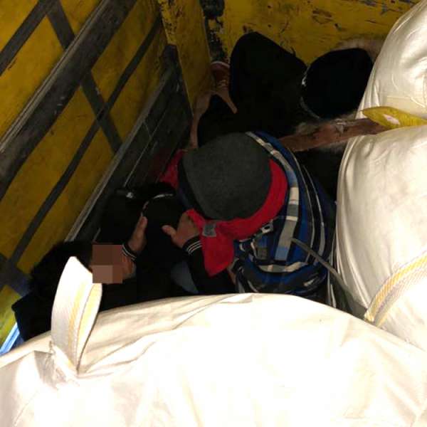 Cinci vietnamezi intenţionau să iasă ilegal din România, ascunşi într-un TIR