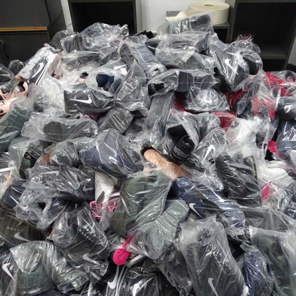 Peste 650 articole de încălţăminte, susceptibile a fi contrafăcute, descoperite la P.T.F. Giurgiu