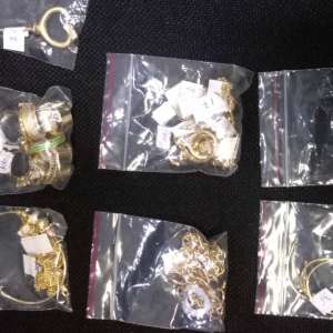 Zeci de parfumuri susceptibile a fi contrafăcute și peste 120 grame bijuterii din metal galben fără documente legale, confiscate în P.T.F. Vama Veche