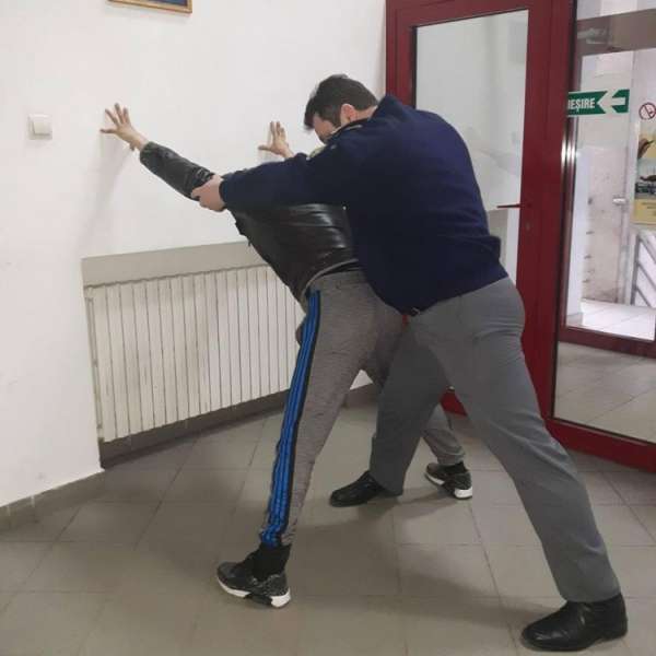 Bărbat cu cetăţenie română şi R. Moldova căutat de autorităţile din Franța, depistat la P.T.F. Albiţa