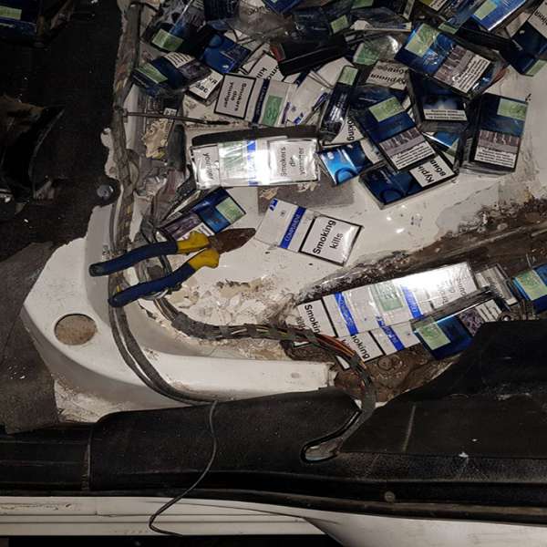 Țigări ascunse în portierele unui autoturism, confiscate la Siret