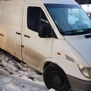 Minoră ascunsă sub o pătură, într-un microbuz, depistată la frontieră