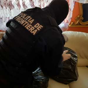 Percheziţii domiciliare la Dorohoi: aproximativ 27.000 ţigarete de contrabandă descoperite  