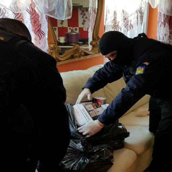 Percheziţii domiciliare la Dorohoi: aproximativ 27.000 ţigarete de contrabandă descoperite