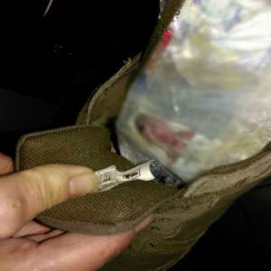 Carte de identitate falsă ascunsă într-un pantof, descoperită la controlul de frontieră