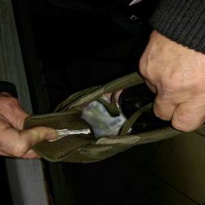 Carte de identitate falsă ascunsă într-un pantof, descoperită la controlul de frontieră