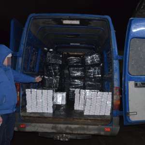 Aproximativ 30.000 de pachete cu țigări de contrabandă ascunse sub pomi fructiferi, descoperite de poliţiştii de frontieră