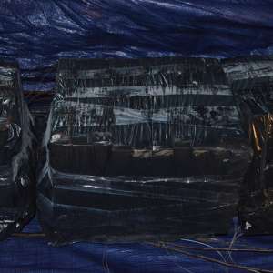 Aproximativ 30.000 de pachete cu țigări de contrabandă ascunse sub pomi fructiferi, descoperite de poliţiştii de frontieră