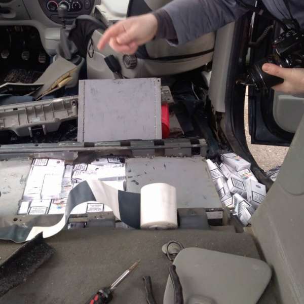 Autoturism plin cu țigări de contrabandă, depistat de polițiștii de frontieră mehedințeni