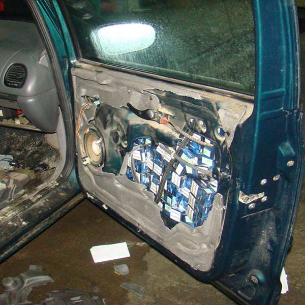 Peste 1.500 pachete țigări ascunse într-un autoturism