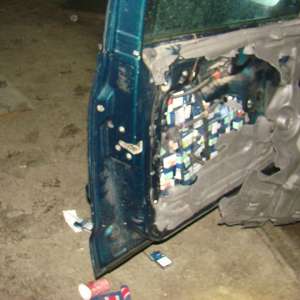 Peste 1.500 pachete țigări ascunse într-un autoturism