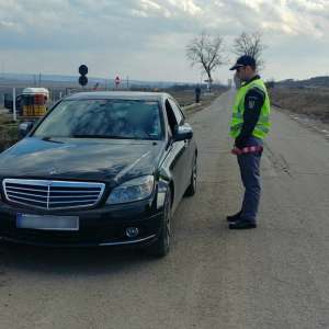 Un autoturism, două persoane, trei infracțiuni