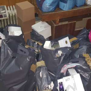 Sute de parfumuri susceptibile a fi contrafăcute, confiscate în P.T.F. Negru Vodă și P.T.F. Vama Veche