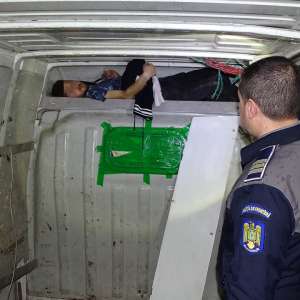 Cetățean irakian ascuns într-un microbuz, depistat la P.T.F. Calafat