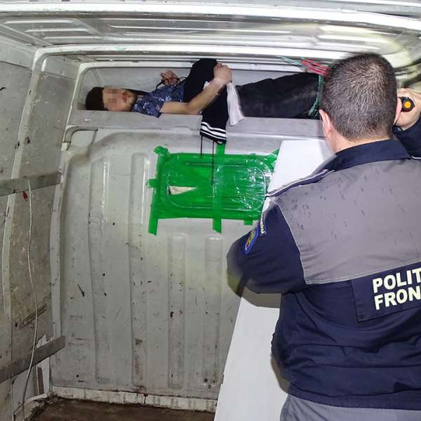 Cetățean irakian ascuns într-un microbuz, depistat la P.T.F. Calafat