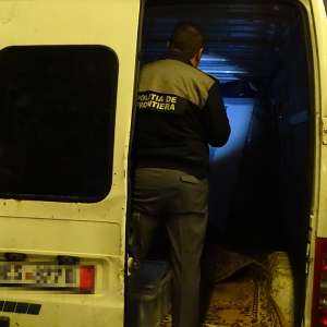 Cetățean irakian ascuns într-un microbuz, depistat la P.T.F. Calafat