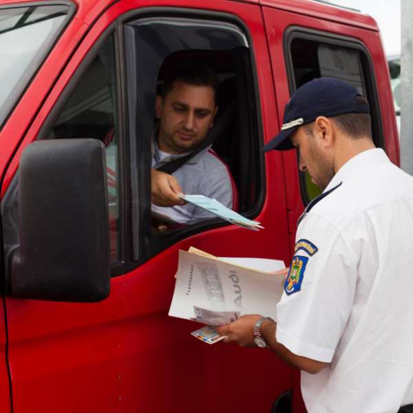 Cetăţean român depistat la volanul unui autoturism  cu permis de conducere fals